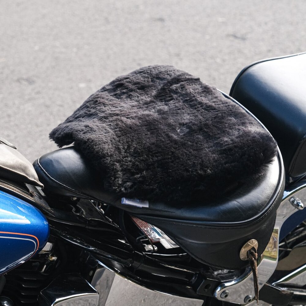 Natural Automotive Classic Sheepskin Chair Pad | 1-Piece | Black